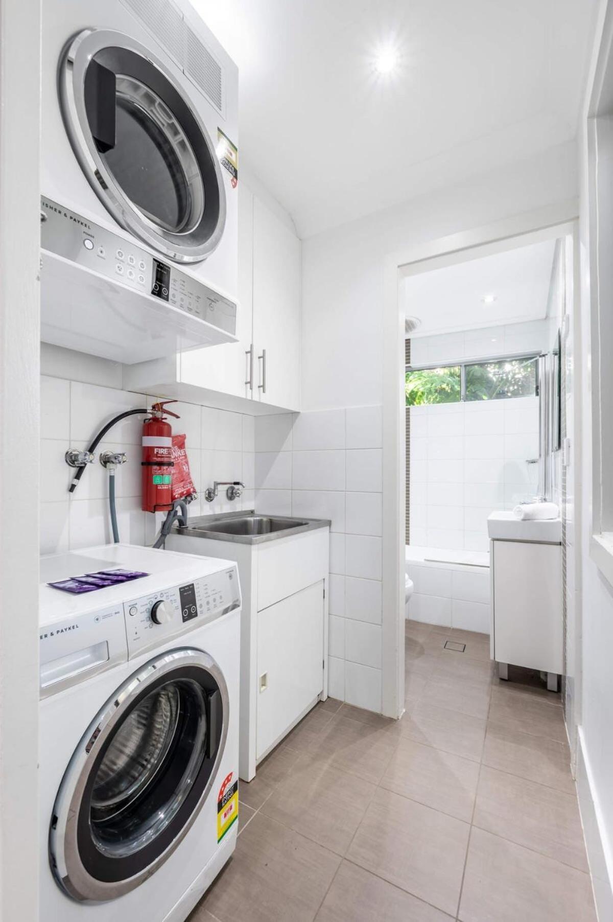 Contemporary 2-bed House In Trendy Enmore Holiday home Sydney